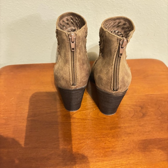 New Fergalicious Fergie Wanderer Booties Block Heel Women's Ankle Boots … - Picture 4 of 10